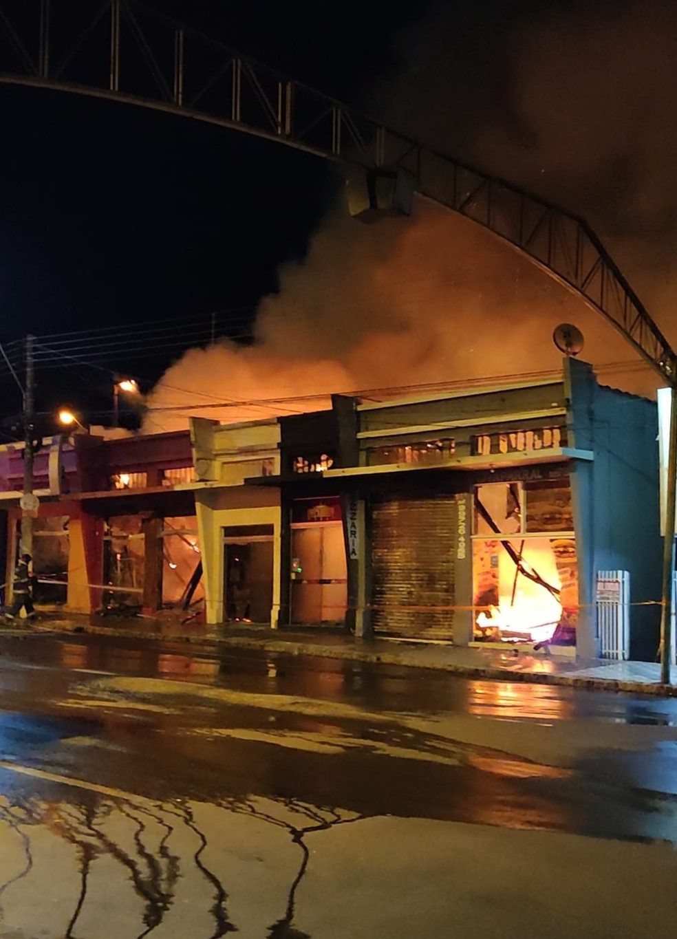 Incêndio atingiu cinco lojas na Avenida Nove de Julho, em Tupi Paulista — Foto: Edmar Machado Ramos
