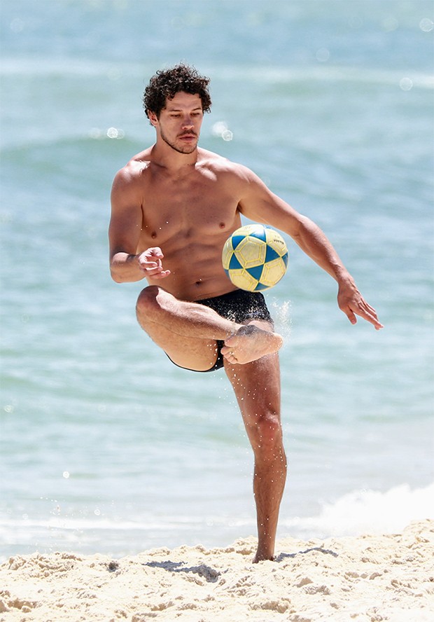 José Loreto joga altinha na praia da Barra da Tijuca (Foto: Dilson Silva/ AgNews)
