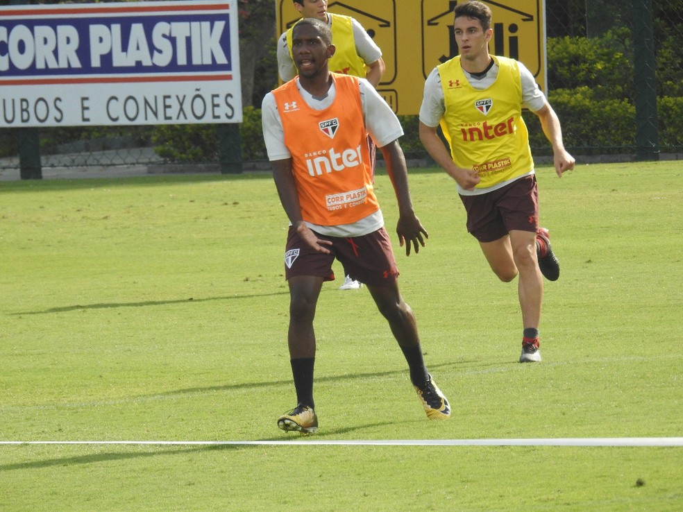 Toró participa de treino do São Paulo (Foto: Marcelo Hazan)