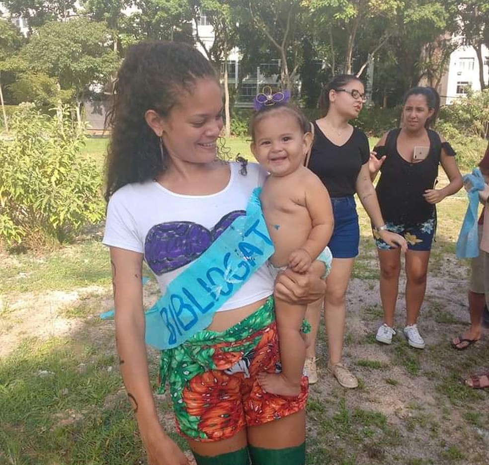 Camila Mendonça, aluna da UFRJ, no trote com a filha.  — Foto: Reprodução/Acervo pessoal