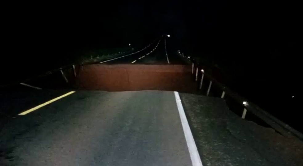 Gurinhatã: Chuva abre cratera de 40 metros na BR-365