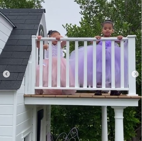 As filhas de Kylie Jenner e Khloé Kardashian na mini-mansão instalada no quintal da caçula do clã Kardashian-Jenner (Foto: Instagram)