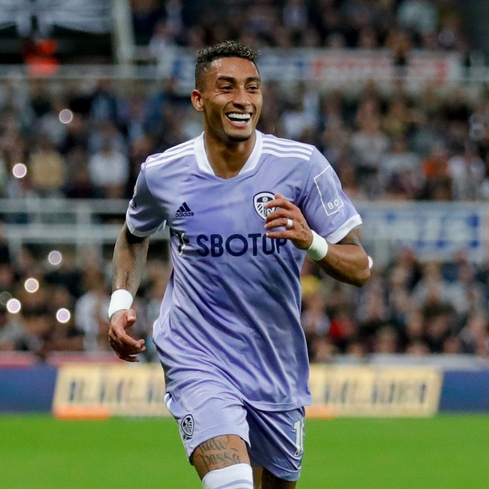 Raphinha vibra depois de marcar o gol logo no início para o Leeds: atacante foi chamado, mas foi vetado pelo clube para se apresentar — Foto: Divulgação Leeds United