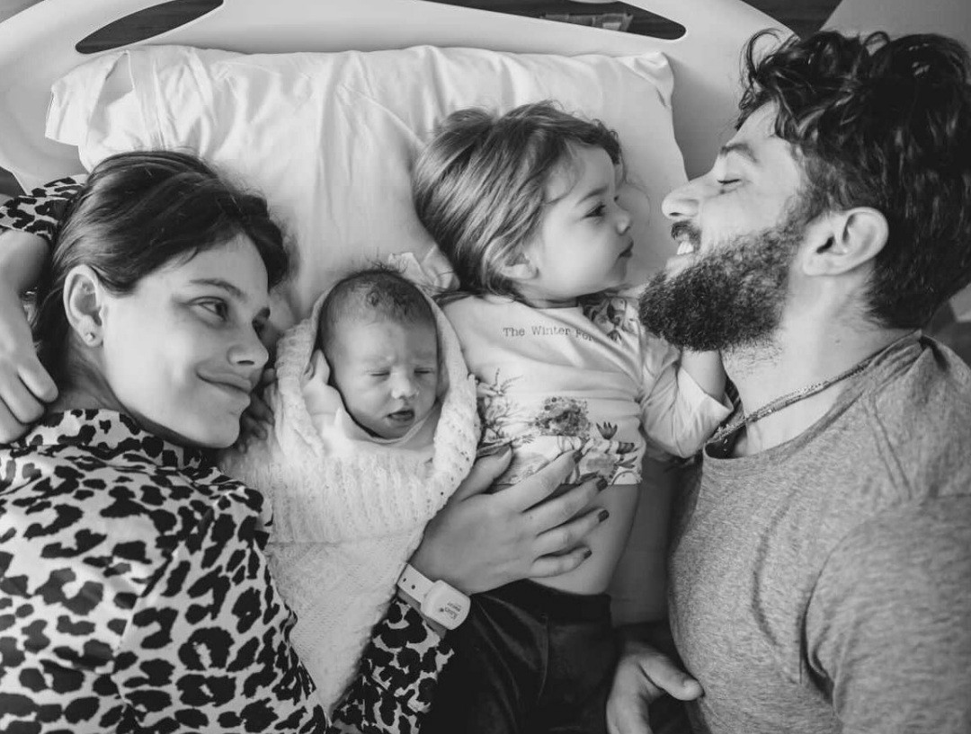 Laura Neiva e Chay Suede com os filhos, Maria e José, em foto publicada por João Vicente de Castro  (Foto: Reprodução / Instagram )