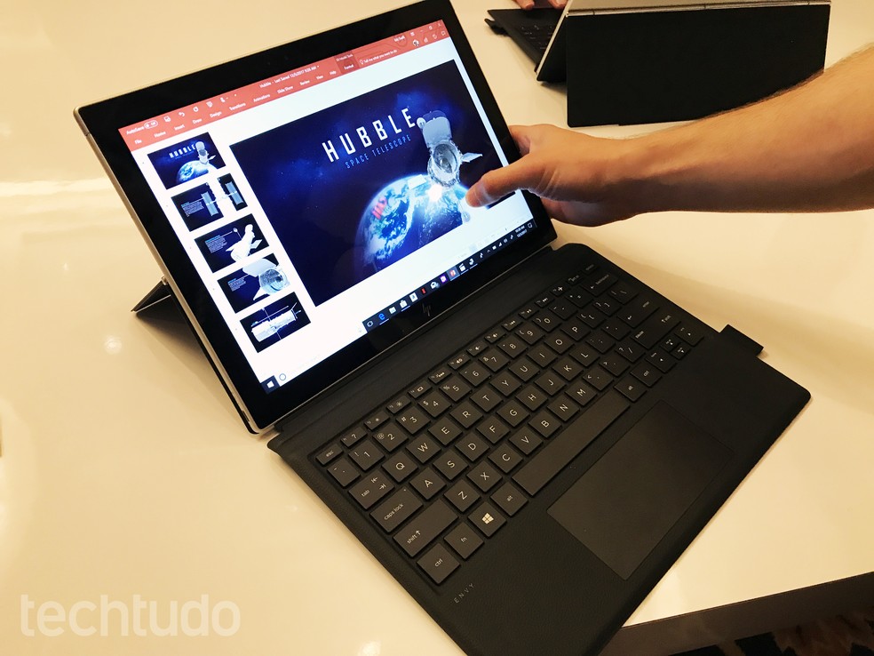 O Envy X2, da HP, tem tela de 12,3 polegadas e pesa apenas 689 gramas — Foto: Anna Kellen Bull/TechTudo