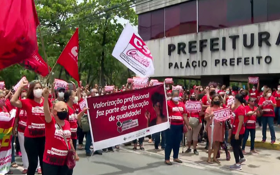 Professores fizeram ato em frente à prefeitura do Recife — Foto: Reprodução/TV Globo