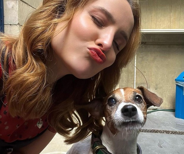 Larissa Manoela posa ao lado do cachorro de Isadora, sua personagem em Além da Ilusão (Foto: Reprodução/Instagram)