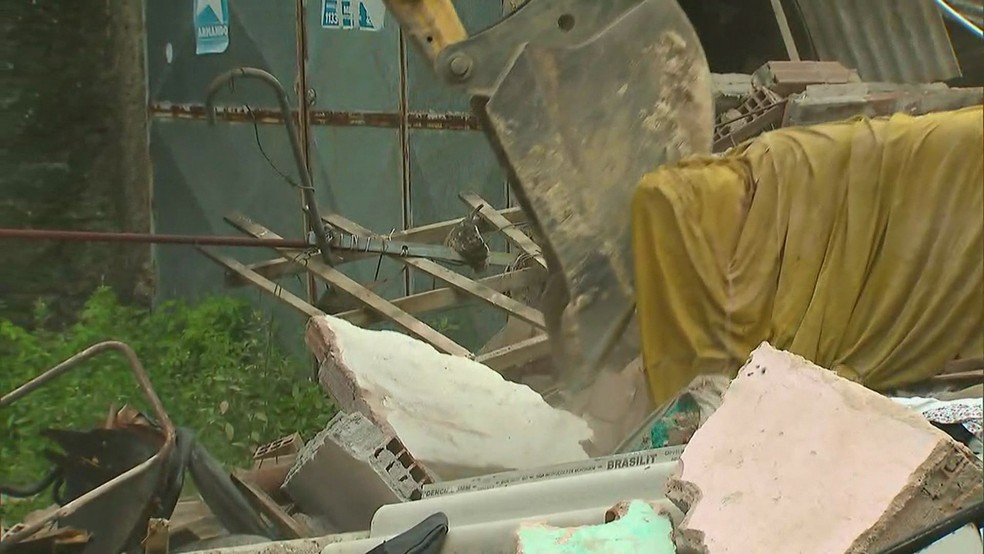 Máquina retirou os escombros no local da explosão, em Camaragibe — Foto: Reprodução/TV Globo