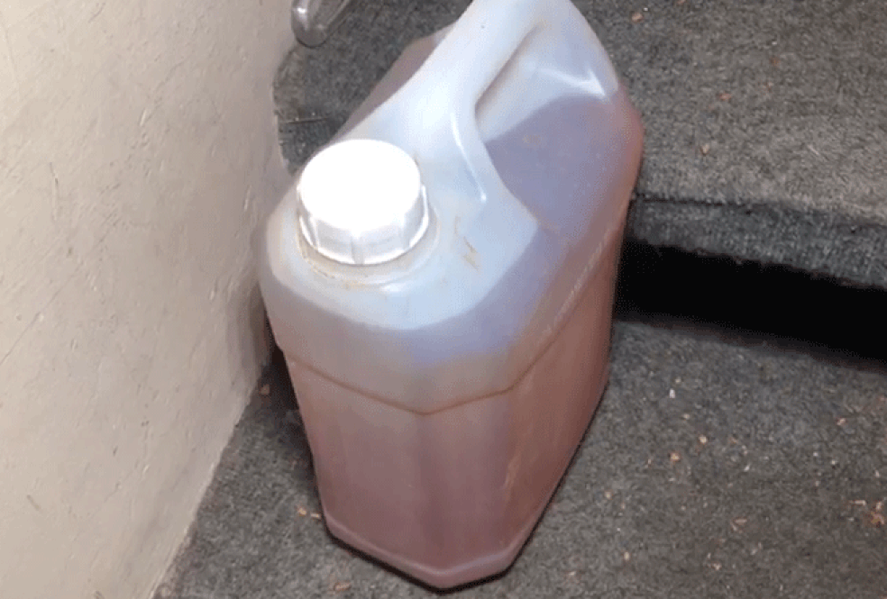 Combustível guardado em galão  — Foto: Divulgação Polícia Civil
