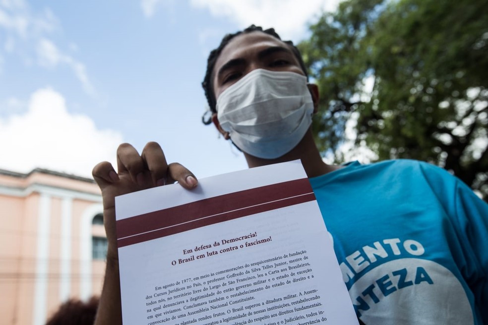 Manifestantes levam c&oacute;pias da carta em defesa da democracia e do sistema eleitoral brasileiro em ato na Pra&ccedil;a da Bandeira, em Fortaleza &mdash; Foto: Thiago Gadelha/SVM