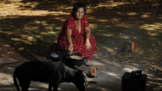 Sizaltina Lopes de Santos, 57 anos, foi morar em uma barraca no final da Asa Norte, também em Brasília. Sem emprego, já recebeu ajuda do governo, com o Bolsa Família, mas teve o benefício suspenso por falta de atualização no cadastro — Foto: Cristiano Mariz