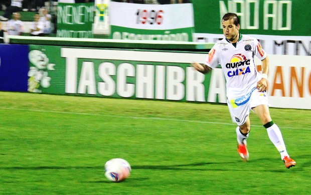 Tiago Luís e casa cheia marcam confronto entre Chape e Grêmio