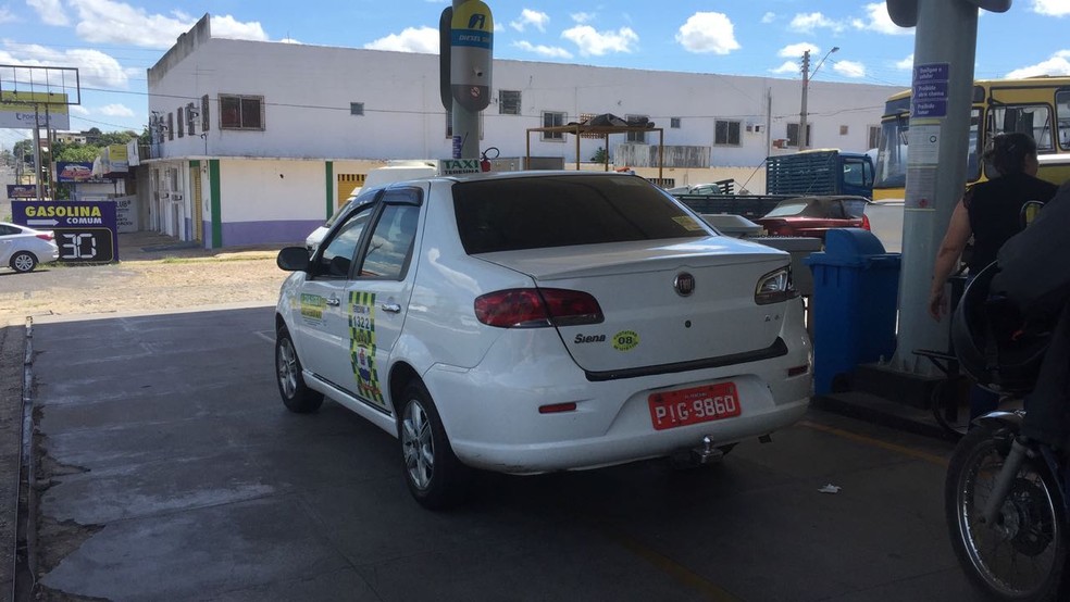 Taxistas ainda procuram postos para abastecer em Teresina e metade da frota jÃ¡ parou (Foto: Roberto AraÃºjo/G1)