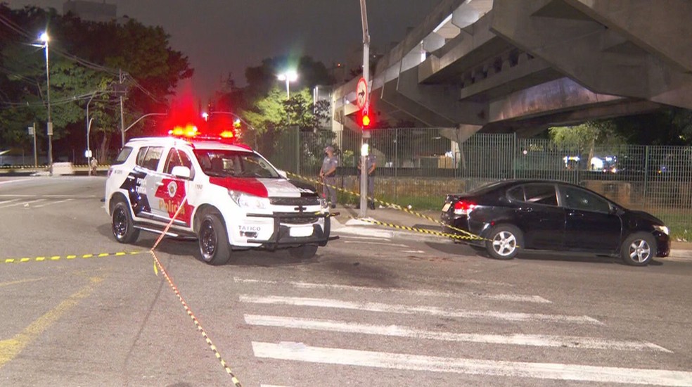 Roubo de carro termina em acidente e tiroteio após perseguição da polícia em SP — Foto: Reprodução TV Globo