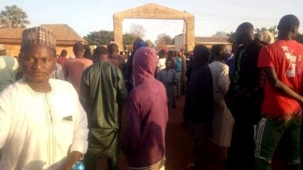 Pais ansiosos e residentes de Kankara em frente à Escola Secundária de Ciências do Governo — Foto: BBC