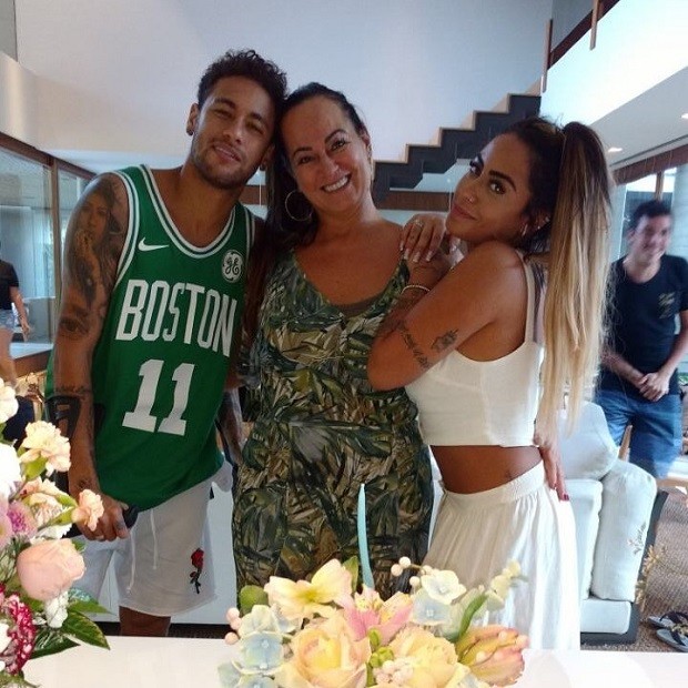 Neymar compareceu de muletas à festa da irmã Rafaella (Foto: Reprodução/ Instagram)