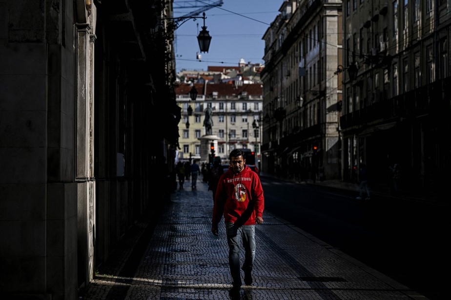 Homem caminha na Rua da Prata, centro de Lisboa