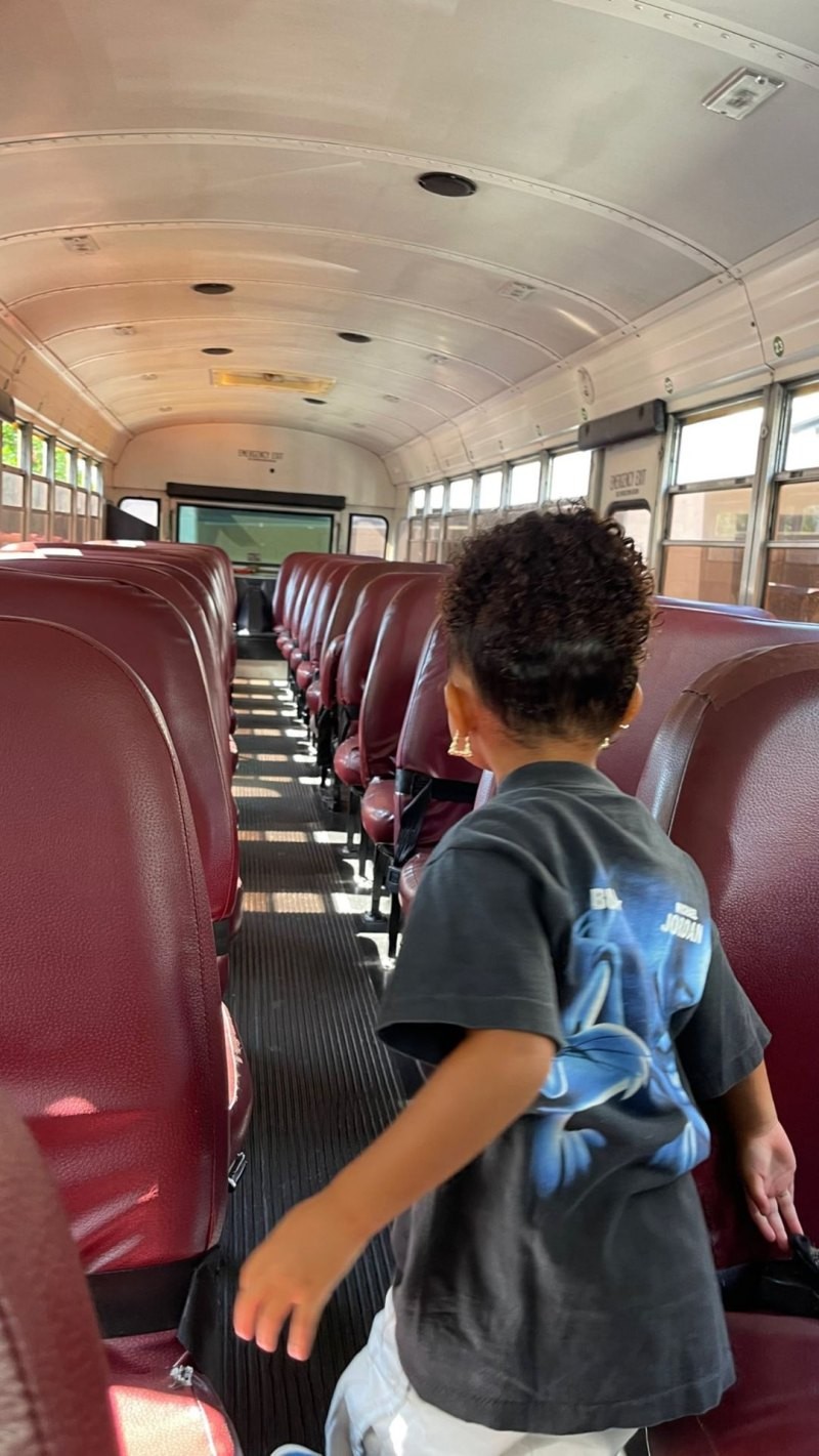 Stormi no ônibus escolar que ganhou do pai, Travis Scott (Foto: Reprodução / Instagram)