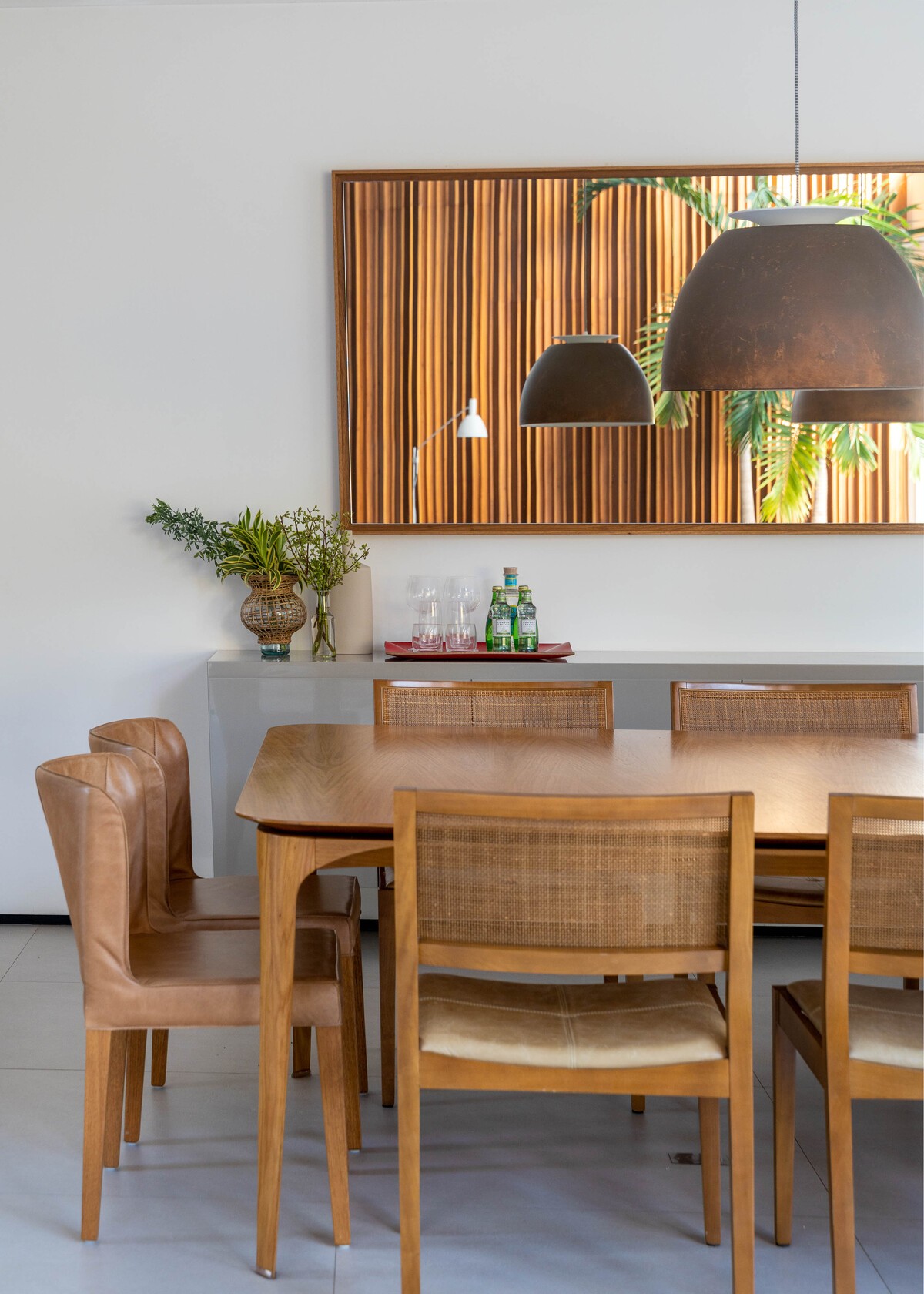 SALA DE JANTAR | A integração entre sala de jantar e estar traz a sensação de amplitude no living. O painel ripado é o destaque no ambiente (Foto: André Nazareth / Divulgação)