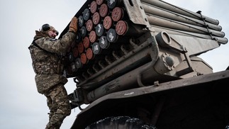 Soldado ucraniano manuseia lançador de mísseis antiaéreos perto de Bakhmut — Foto: AFP