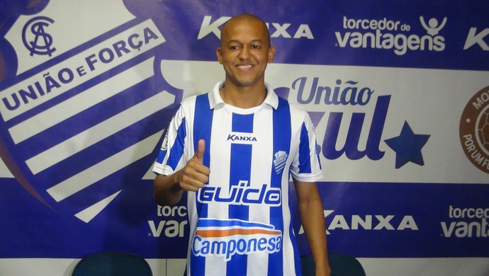 Após a apresentação, Reinaldo Alagoano posa para fotografias com a camisa do novo clube (Foto: Denison Roma / GloboEsporte.com)