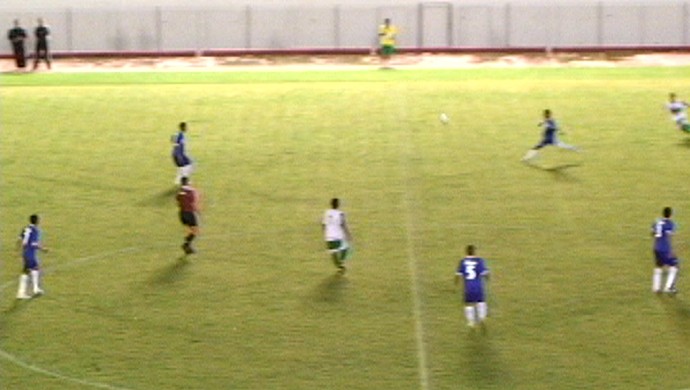 Gessé, atacante do Atlético-AC, marca golaço de antes do meio-campo no Florestão (Foto: Reprodução)