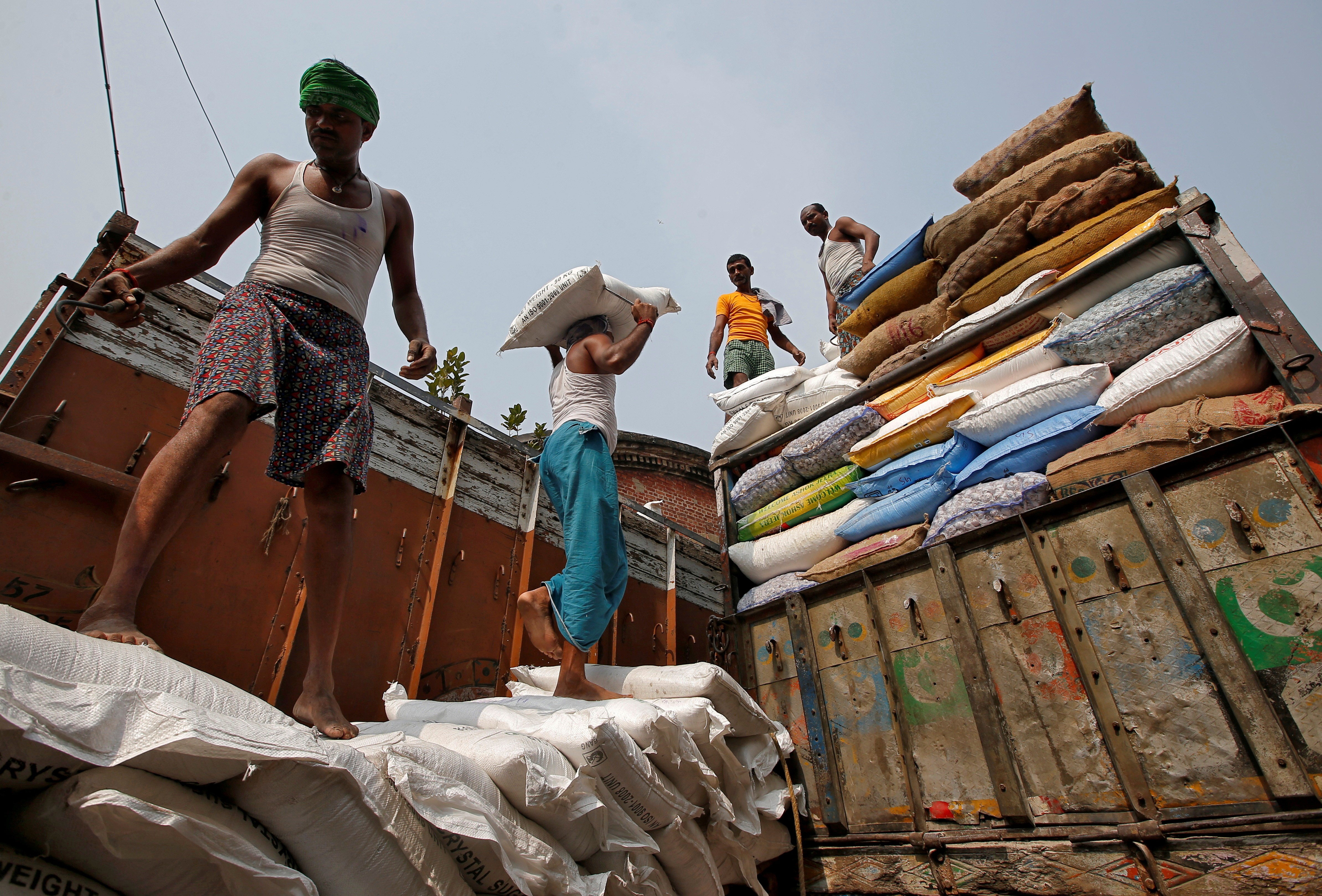 Trabalhadores carregam sacos de açúcar em mercado na Índia  (Foto: REUTERS/Rupak De Chowdhuri)