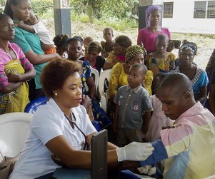 Epidemia Ebola: Voluntária analisa pacientes na Nigéria (Foto: Agência EFE)