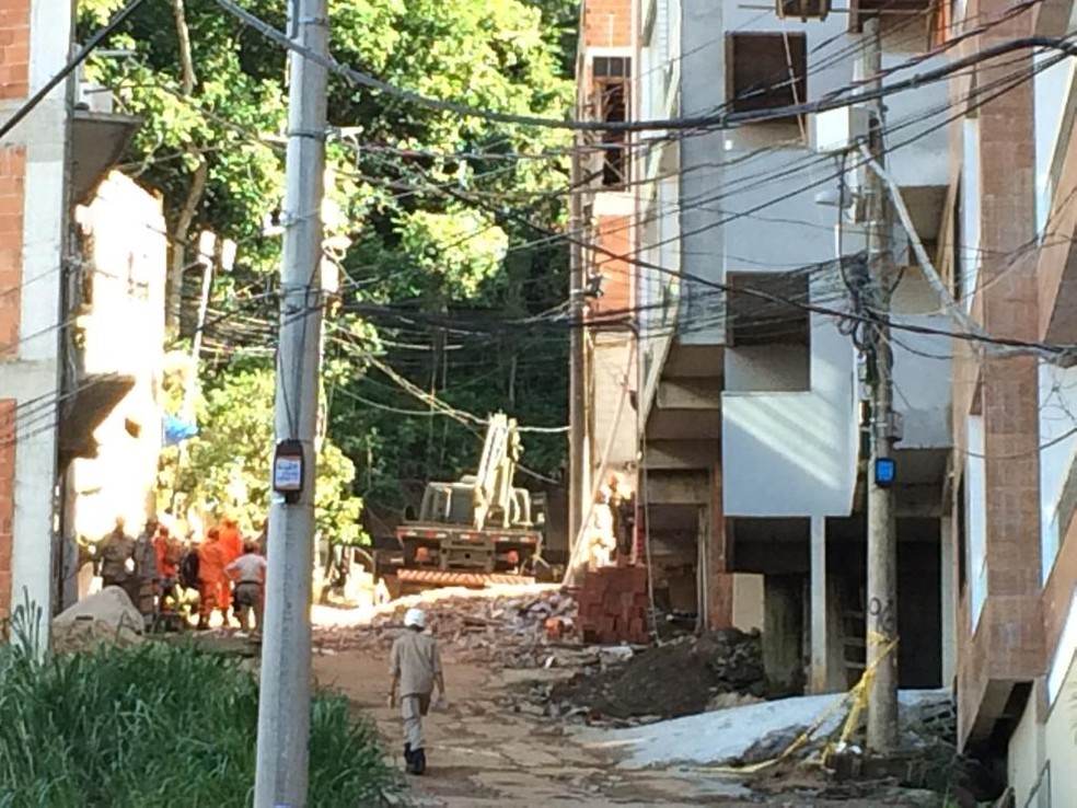 No quinto dia de buscas na Muzema, bombeiros usam equipamento do Exército para auxiliar nos trabalhos — Foto: Alba Valéria Mendonça / G1