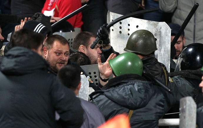 Após racismo, torcida na Rússia causa confusão e exibe bandeira