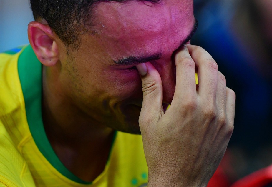 Danilo sofre entorse no tornozelo durante vitÃ³ria da SeleÃ§Ã£o e preocupa