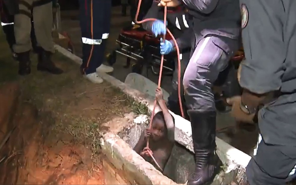 Menino foi resgatado com apenas ferimentos leves — Foto: Reprodução/TV Bahia