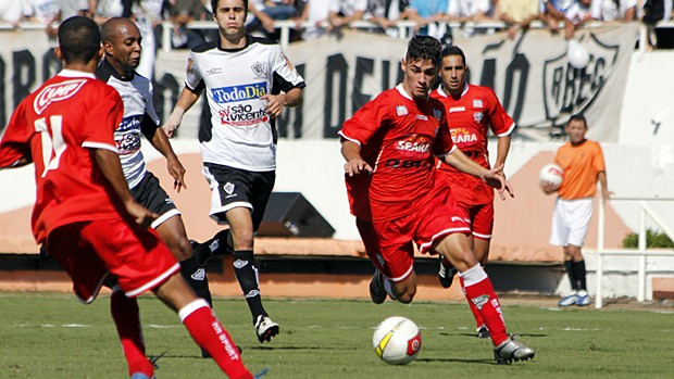 Lance do jogo entre Rio Branco e Grêmio Osasco (Foto: Luís Pires/Divulgação Grêmio Osasco)