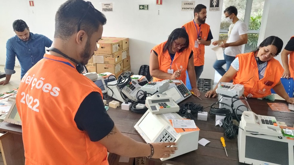 Urnas eletrônicas começam a ser preparadas em Alagoas — Foto: Erik Maia/TV Gazeta