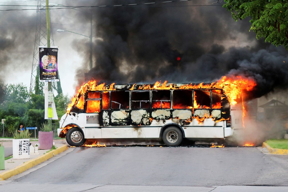 Um ônibus incendiado na cidade de Culiacán, no México, em 18 de outubro de 2019 — Foto: Jesus Bustamante/Reuters
