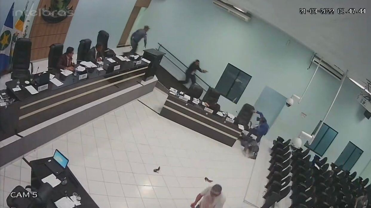 Deputado pede cassação de mandado de vereador que aponta arma para colega durante briga em sessão na Câmara de Querência (MT)