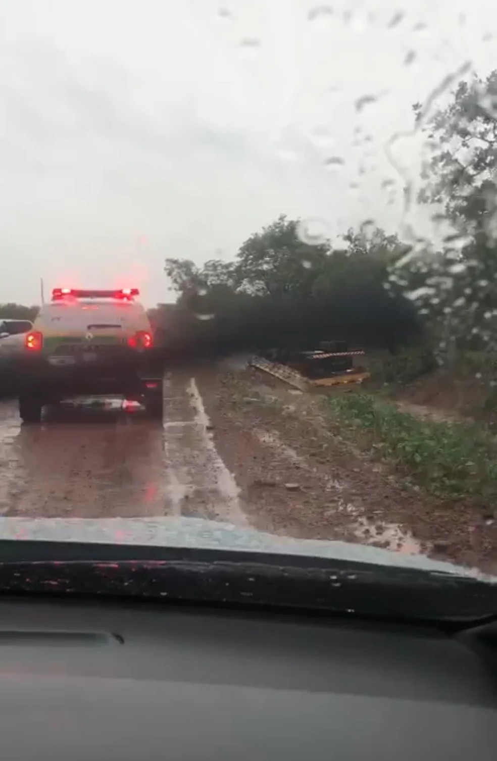 Caminhoneiro morre após tombar caminhão carregado com pedras na PI-215 — Foto: Reprodução 