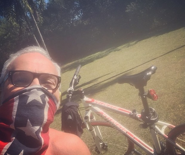 Mateus Carrieri pedala ao ar livre fazendo uso de máscara (Foto: Reprodução/Instagram)