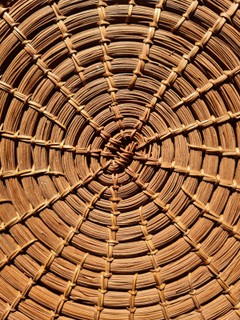 Umbigo de cestaria em formato de vitória-régia, feita de piaçava pela comunidade de Barcelos-Am