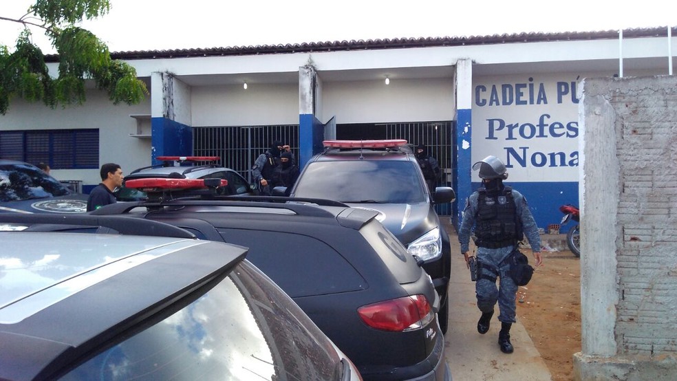 Policiais em frente ao presÃ­dio Raimundo Nonato (Arquivo) âÂ€Â” Foto: Maksuel Figueiredo/Inter TV Cabugi