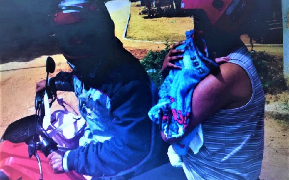 Casal é detido após ser flagrado com bebê de dois meses em motocicleta no interior da Bahia