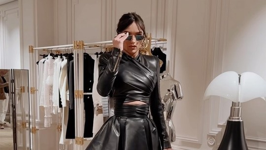 Rafa Kalimann mostra bastidores de look para desfile na semana de moda de Paris