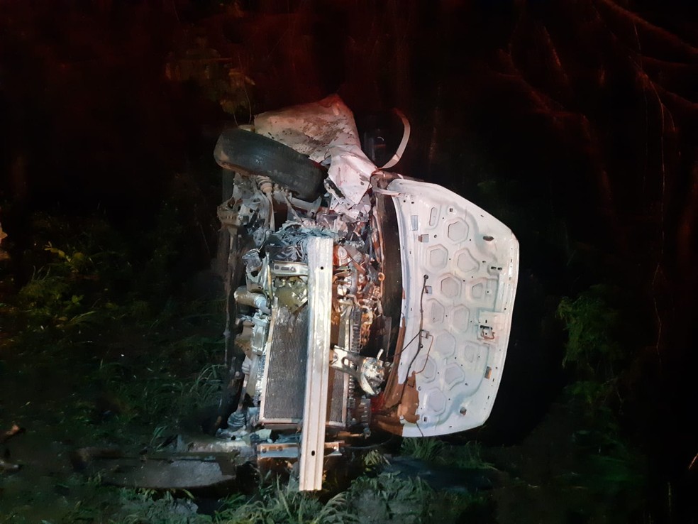 Acidente entre dois veculos no km 28 da BR-040 em Paracatu  Foto: PRF/Divulgao