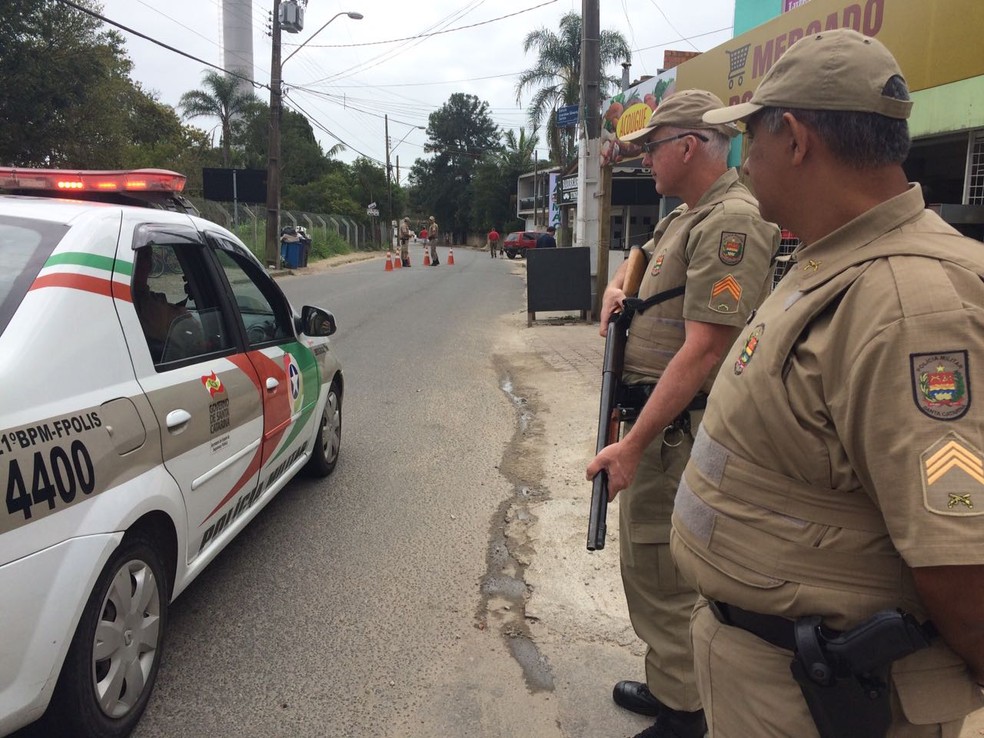 PM reforça a segurança na Vila União após troca de tiros com morte neste domingo (Foto: Thomas Braga/RBS TV)