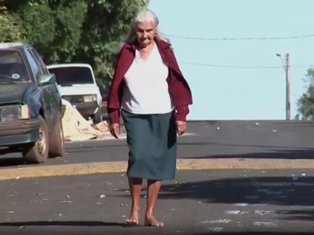 Dona Josefa anda descalça há 50 anos (Foto: Reprodução/ TV TEM)