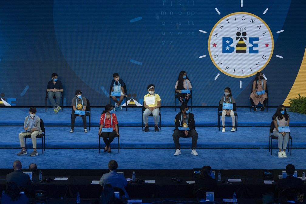 Na foto, Zaila Avant-garde – de camiseta amarela, no centro – aparece com os outros 11 finalistas do 'Spelling Bee', em 8 de julho. — Foto: Jim Watson/Pool/AFP