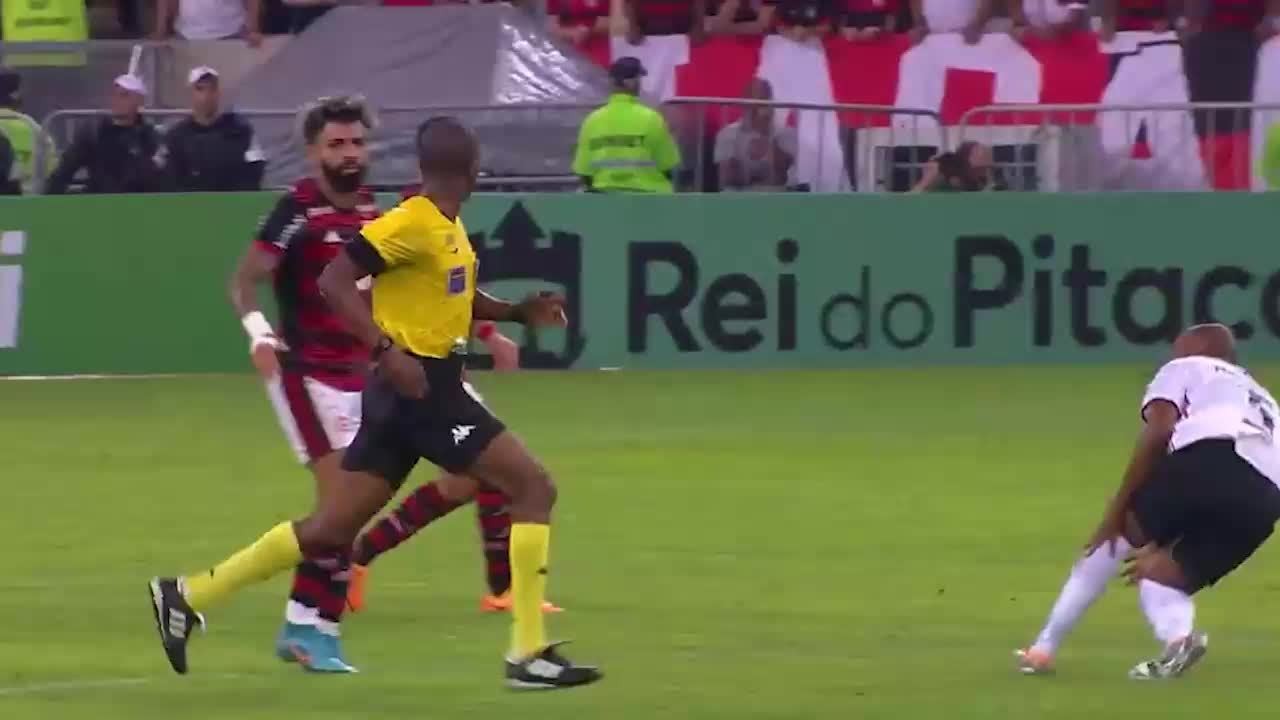 Veja a an&aacute;lise do VAR para lance envolvendo Gabigol e Fernandinho