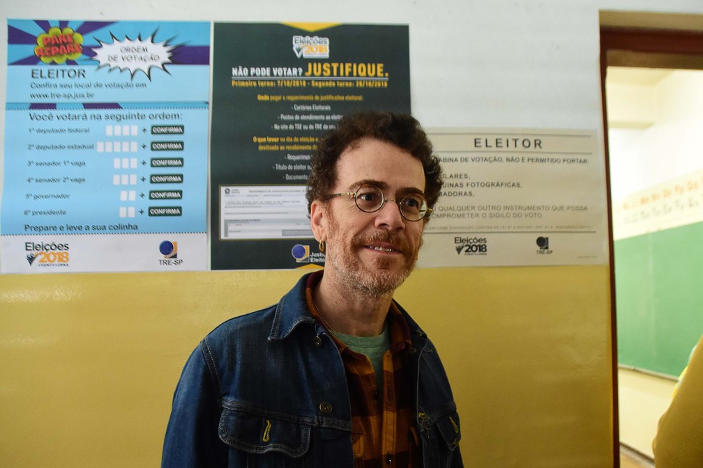 O músico Nando Reis vota na Escola Estadual Ludovina Credídio Peixoto, no Itaim Bibi em São Paulo — Foto:  RONALDO SILVA/FUTURA PRESS/FUTURA PRESS/ESTADÃO CONTEÚDO   
