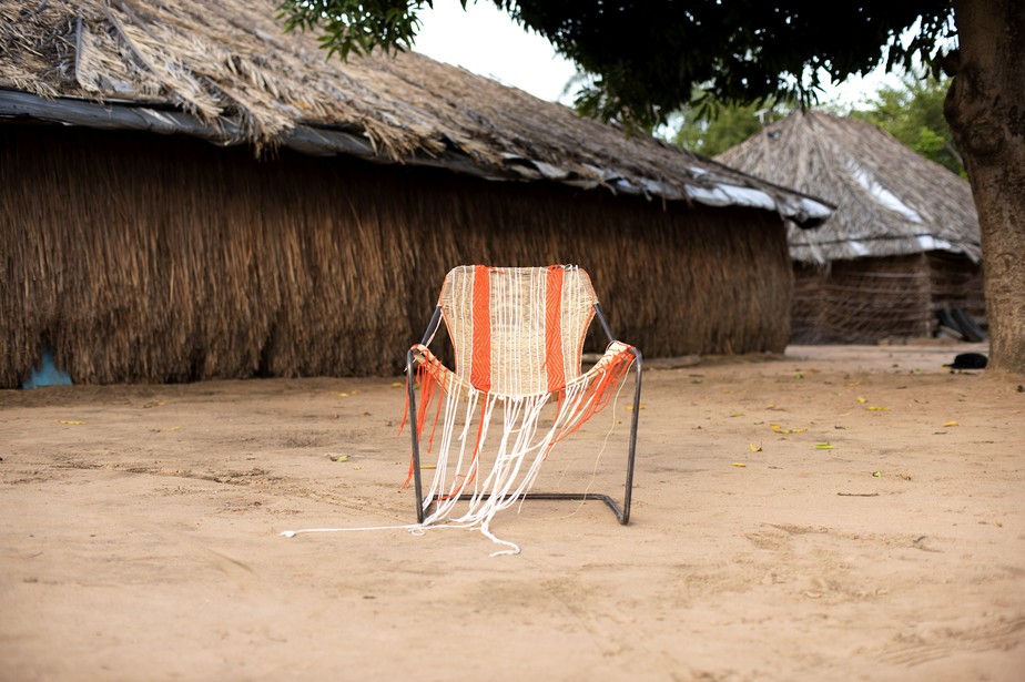 Na homenagem a Paulo Mendes da Rocha, serão apresentadas cinco cadeiras 'Paulistano' com capas tecidas pela aldeia Kamayura