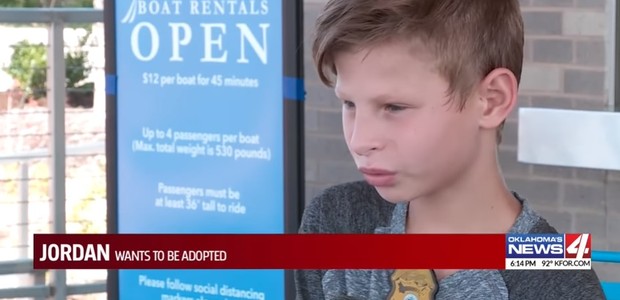 Menino de 9 anos vive há 6 em um orfanato de Oklahoma, nos Estados Unidos (Foto: Reprodução/YouTube/KFOR Oklahoma's News 4)